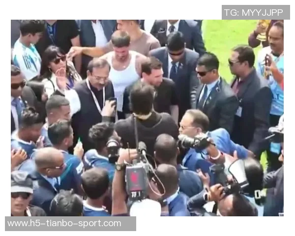 梅西印度行引发混乱当地官员指责组织方贪婪无能与球迷自拍成风